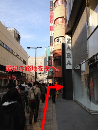 ぱちんこKYO-ICHIを右折して、最初の路地を右へ。